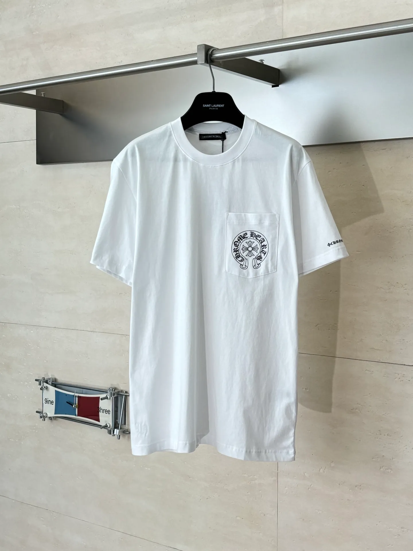 P226 Chrome Heart*/Chrome Heart Horseshoe print pocket printed short-sleeved T-shirt Made of the same heavy-weight pure cotton material as the original, high-count yarn is light, thin and breathable. Imported ink three-dimensional printing, skin-friendly and breathable. And through anti-shrinkage treatment, it will not be easily deformed after long-term wear. The imported ink has passed Oeko-Tex Standard 100 environmental protection certification. The color fastness reaches level 4-5, and there is no obvious fading after 50 times of washing. Strictly proofread the color management system of digital printing. Custom woven and dyed, no color difference from the original version Size: S/M/L